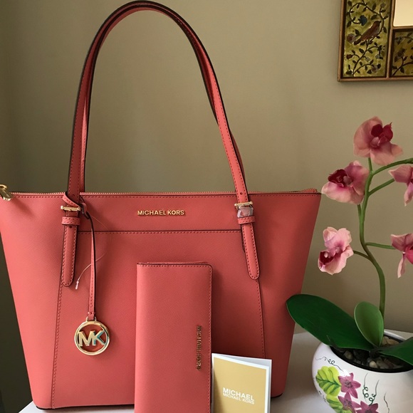 Michael Kors Handbags - 🆕 AUTHENTIC MICHAEL KORS SET TOTE & WALLET NWT